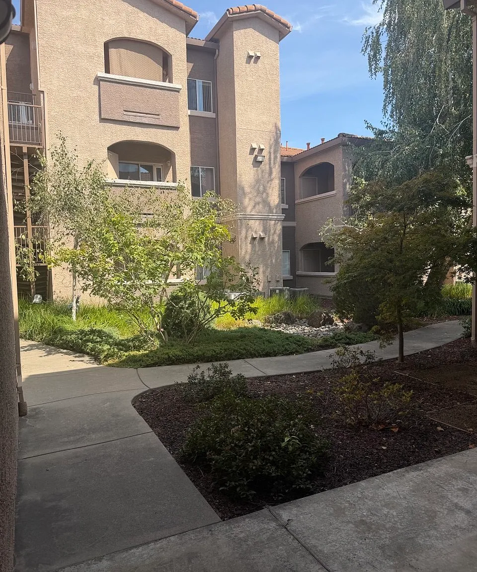 1 bed, 758 sqft, $1,900 — Photo 2
