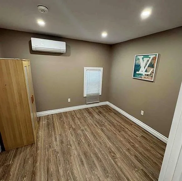 1175 Wyandotte St E — Photo 3