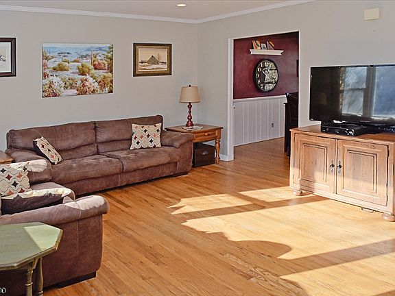 5th image of 12 Brook Dr N