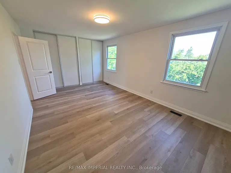 757 Pam Cres — Photo 12