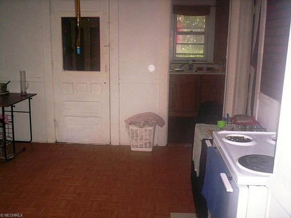 4th image of 441 Worthington St N