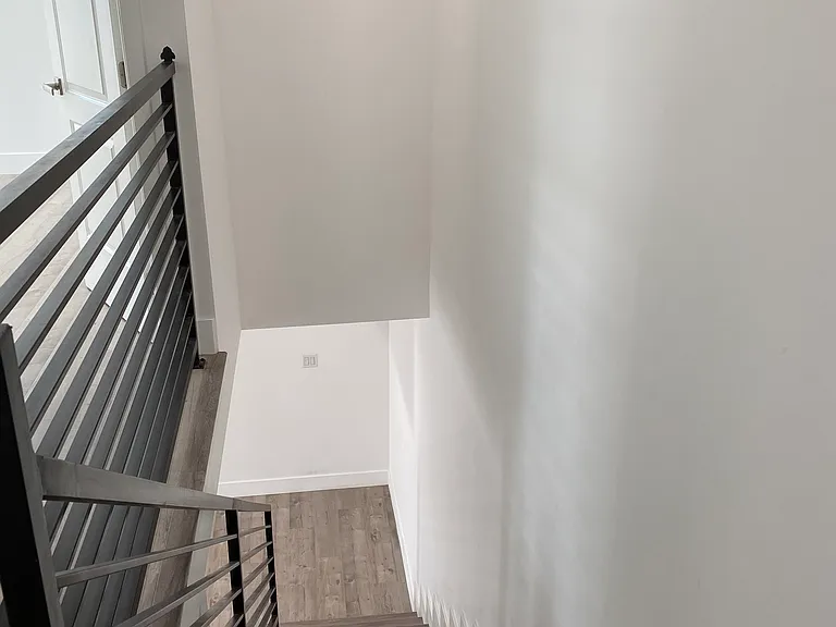 2300 Carmona Ave — Photo 11