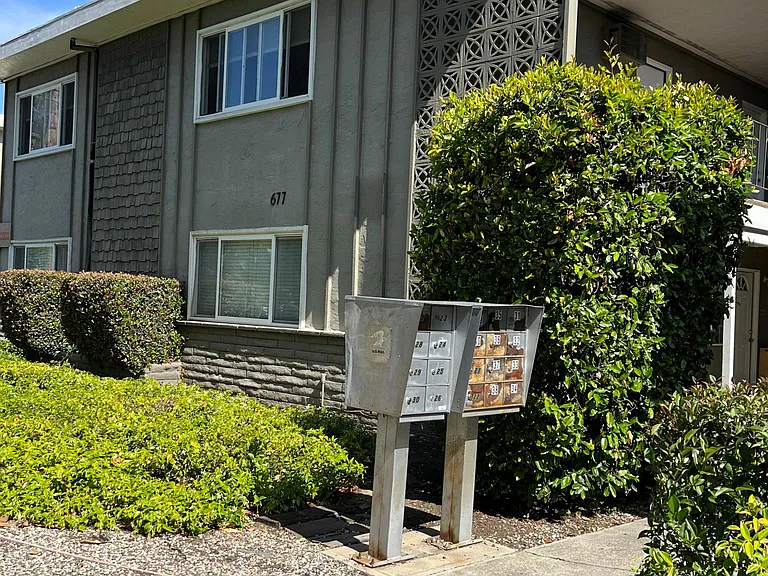 677 Iris Ave #27 — Photo 2