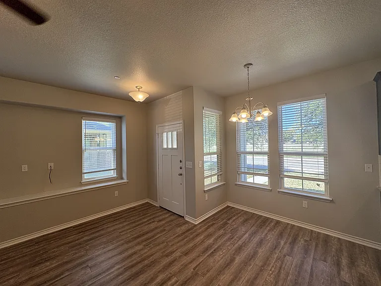 720 Westfield Blvd — Photo 2