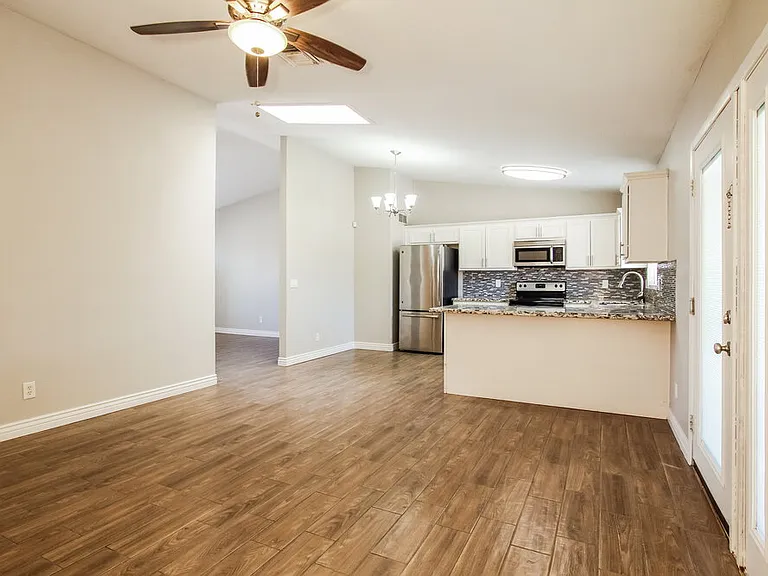 7014 W Canterbury Dr — Photo 7