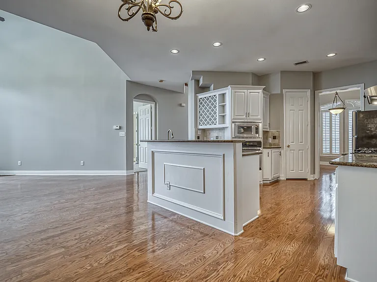 6533 Riveredge Dr — Photo 31