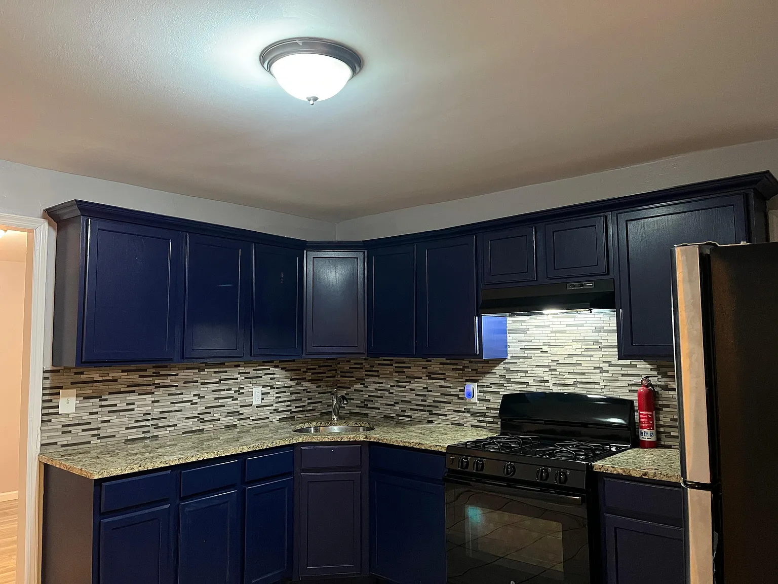 4 bed, $2,400 — Photo 1