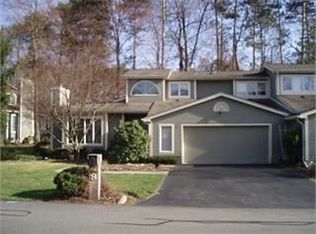 8 Old Fourth Dr, Oak Ridge, NJ 07438