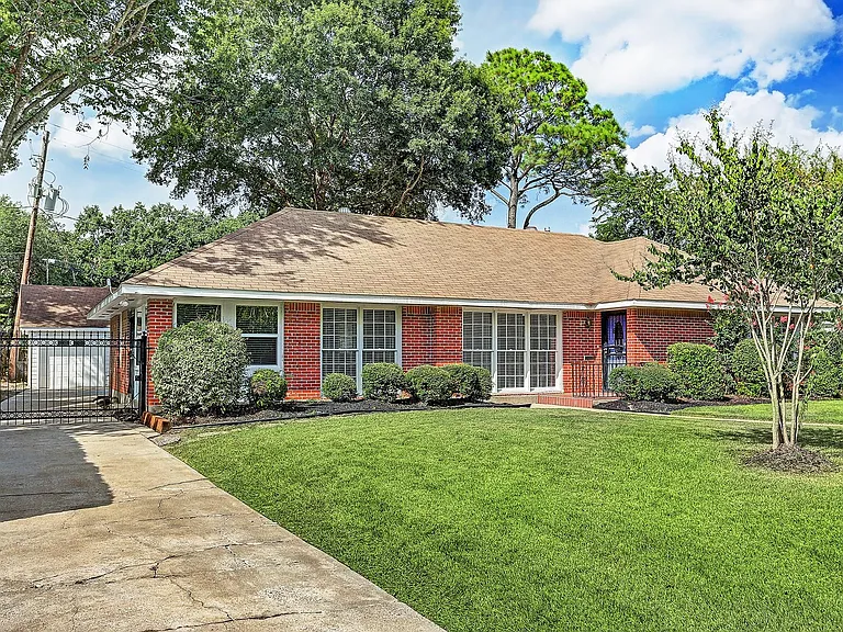 3709 Parkwood Dr — Photo 2