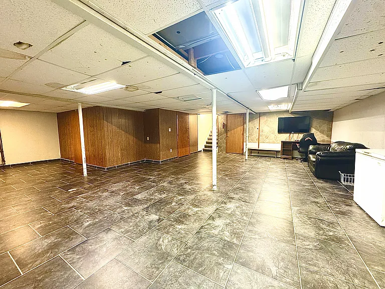 2868 Groves Dr — Photo 43