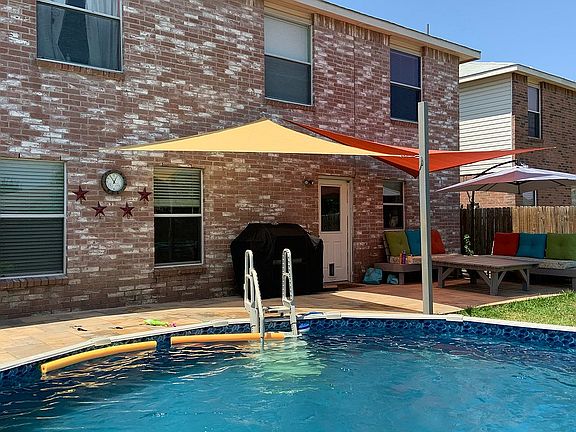 3rd image of 5329 Emmeryville Ln