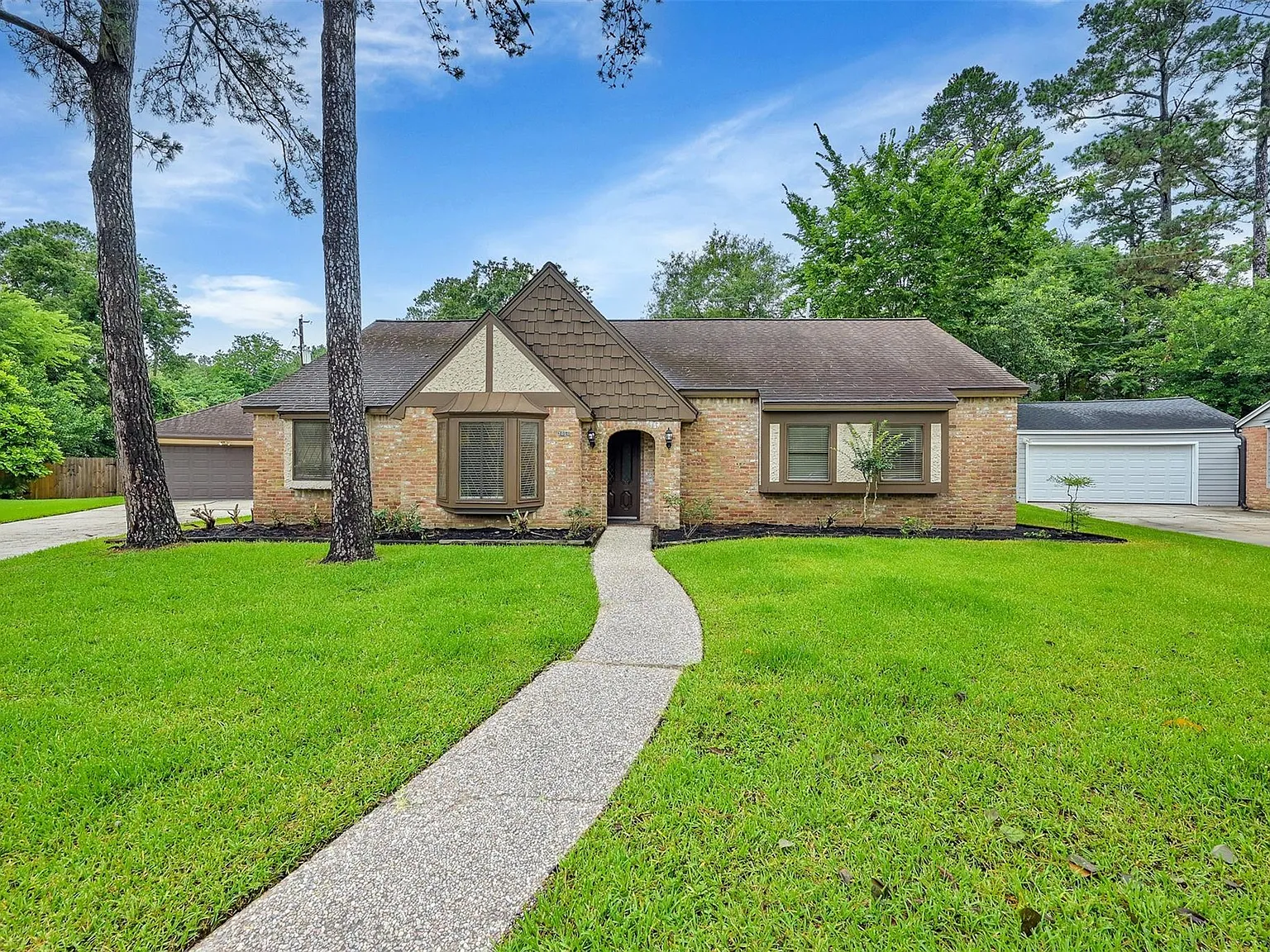 4 bed, 2.5 bath, 2300 sqft, $2,600 — Photo 2
