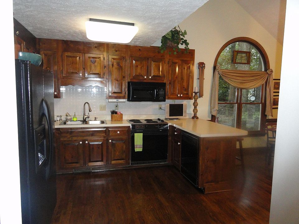 Huge Eat-In Kitchen w/Hardwoods