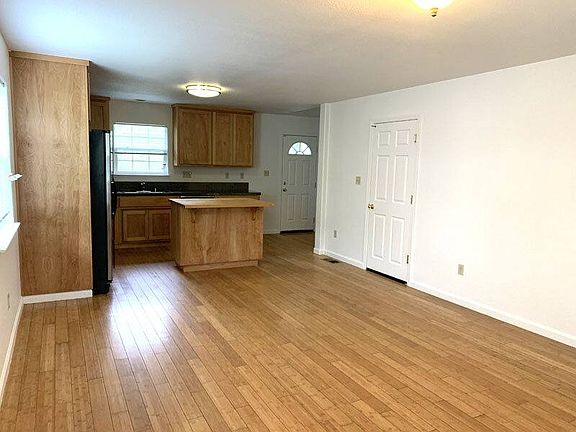 4th image of 1046 Simon Dr