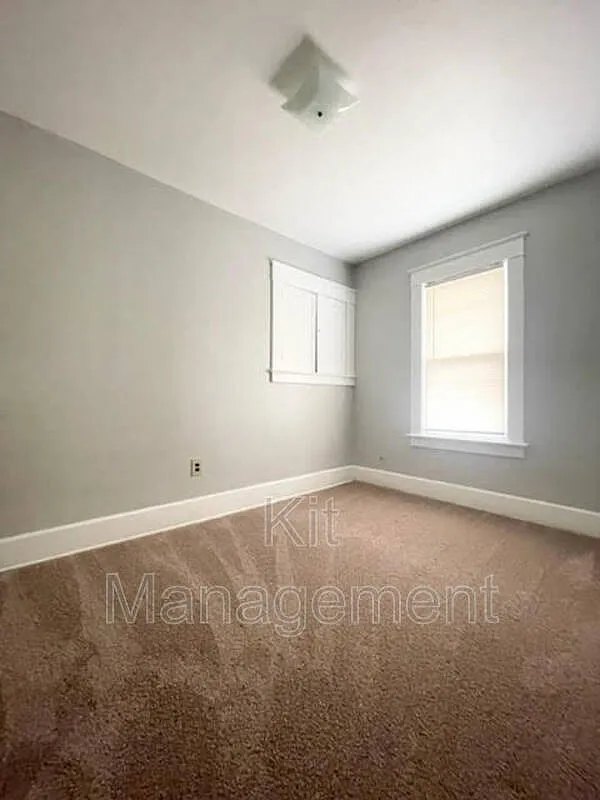 Sunny 2BR Upper with Garage & Fenced Yard 933 Eleanor Ave, Toledo — Photo 3