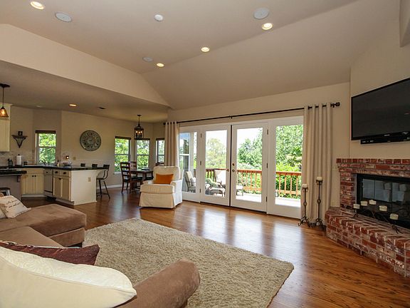 4th image of 328 Ironwood Cir