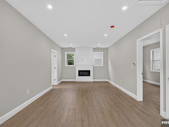 5th image of 50 Kinzley St