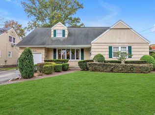 77 Home St, Malverne, NY 11565