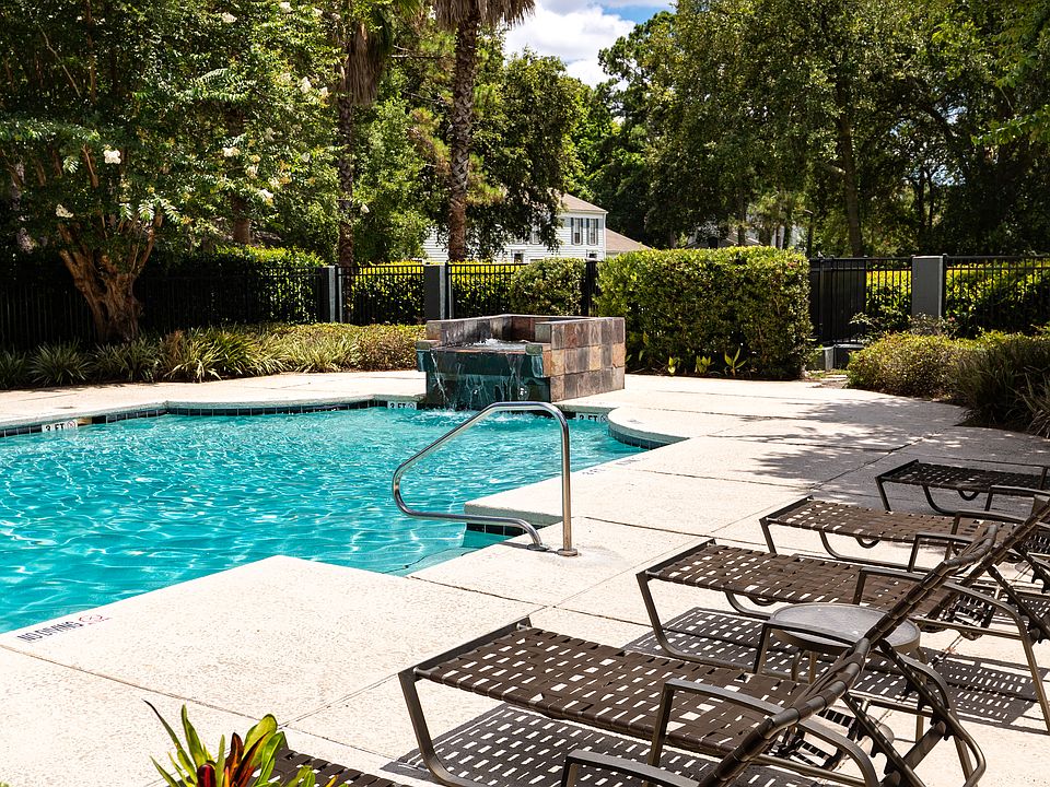 1st image of 1075 Fountain Lake Dr