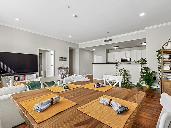5th image of 2305 Worthington St APT 315