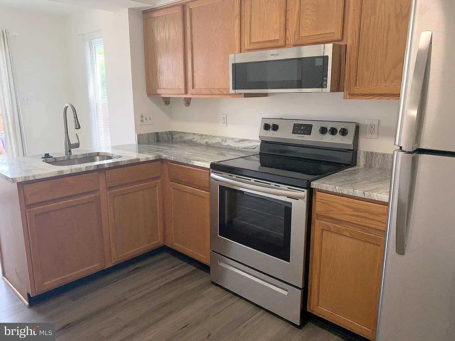 2 bed, 1.5 bath, 966 sqft, $1,900 — Photo 3