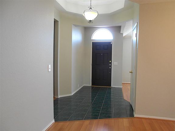 2nd image of 4801 Holly Berry Dr
