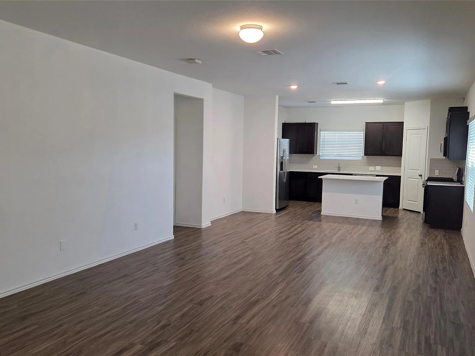 4 bed, 3.5 bath, 2371 sqft, $2,300 — Photo 4