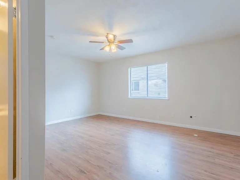 1228 Warwick Dr — Photo 4