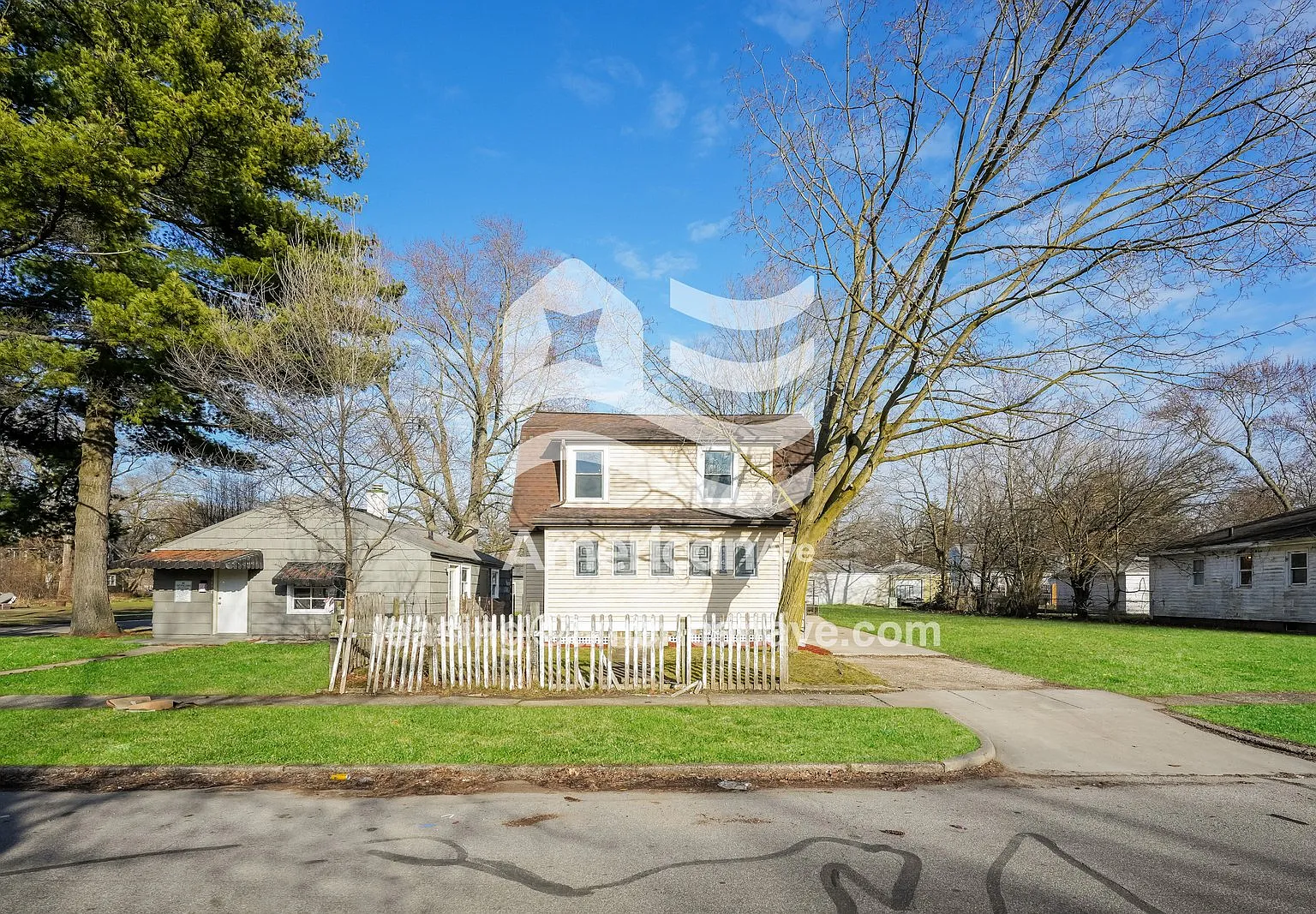 3 bed, 2.0 bath, 1346 sqft, $1,210 — Photo 1