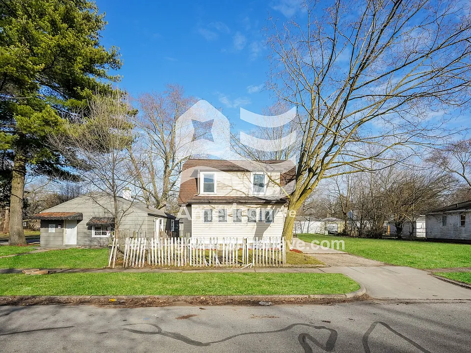 1146 Huey St