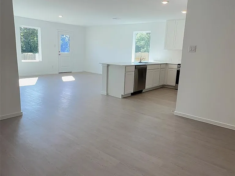 327 Parkin Ct — Photo 6