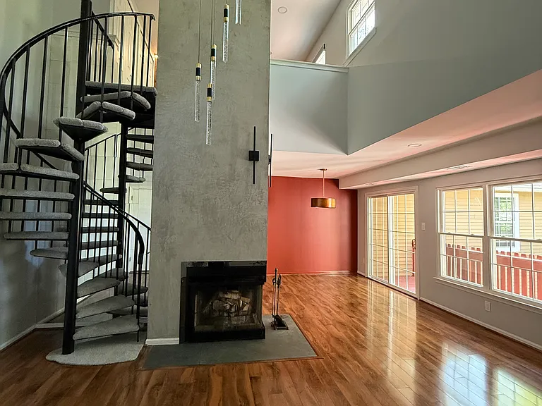 46 Woodbine Ct — Photo 2