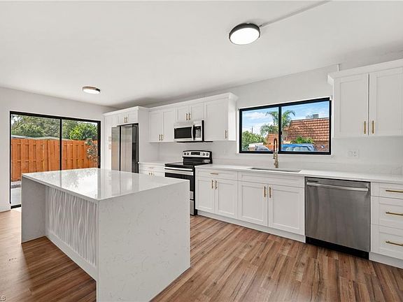 3rd image of 1460 Park Shore CIR #1