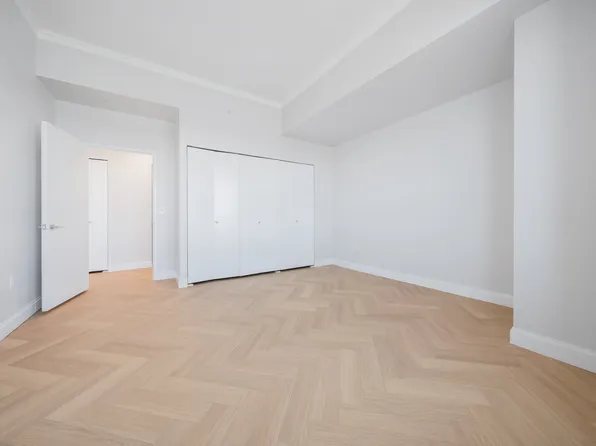 160 Riverside Boulevard image 19 of 21