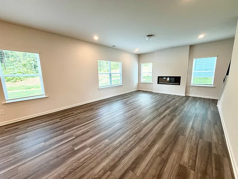 100 Rory Dr — Photo 2