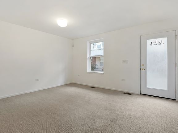 5th image of 3238 N Kilbourn Ave Unit 4