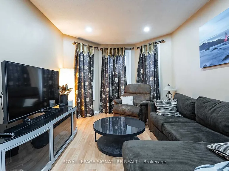 52 Buchanan Cres — Photo 8