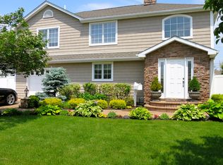 67 Ward St, Westbury, NY 11590