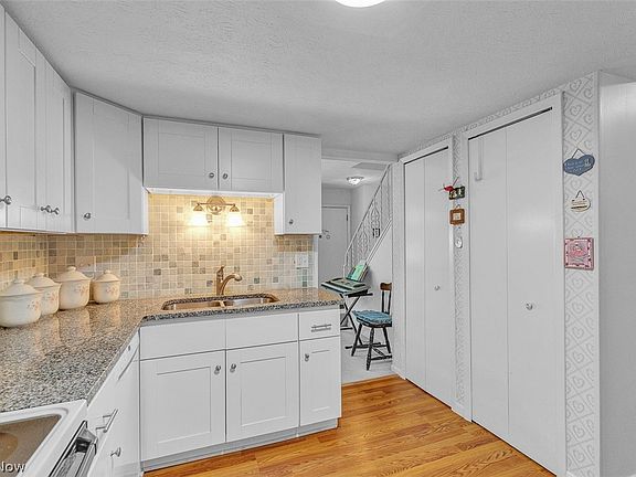 5th image of 4310 Hyde Park Unit 4