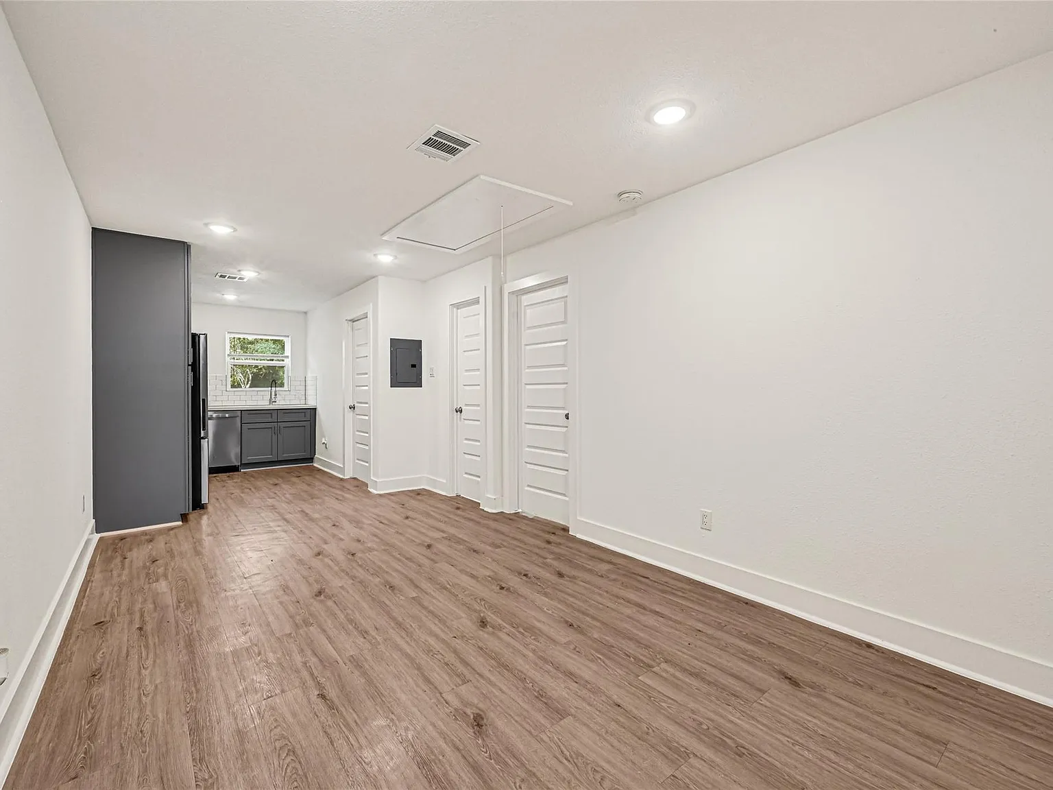 3 bed, 2.0 bath, 920 sqft, $1,845 — Photo 2