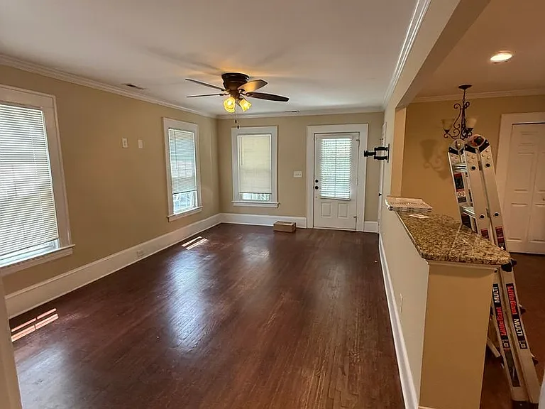 1724 Hawthorne Ln — Photo 6