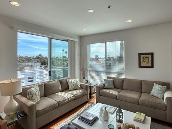 5th image of 817 N Alfred St APT 404