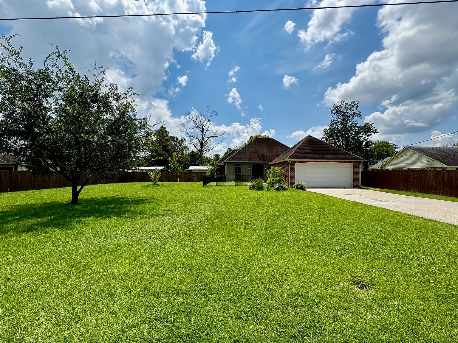 3 bed, 1976 sqft, $2,200 — Photo 1