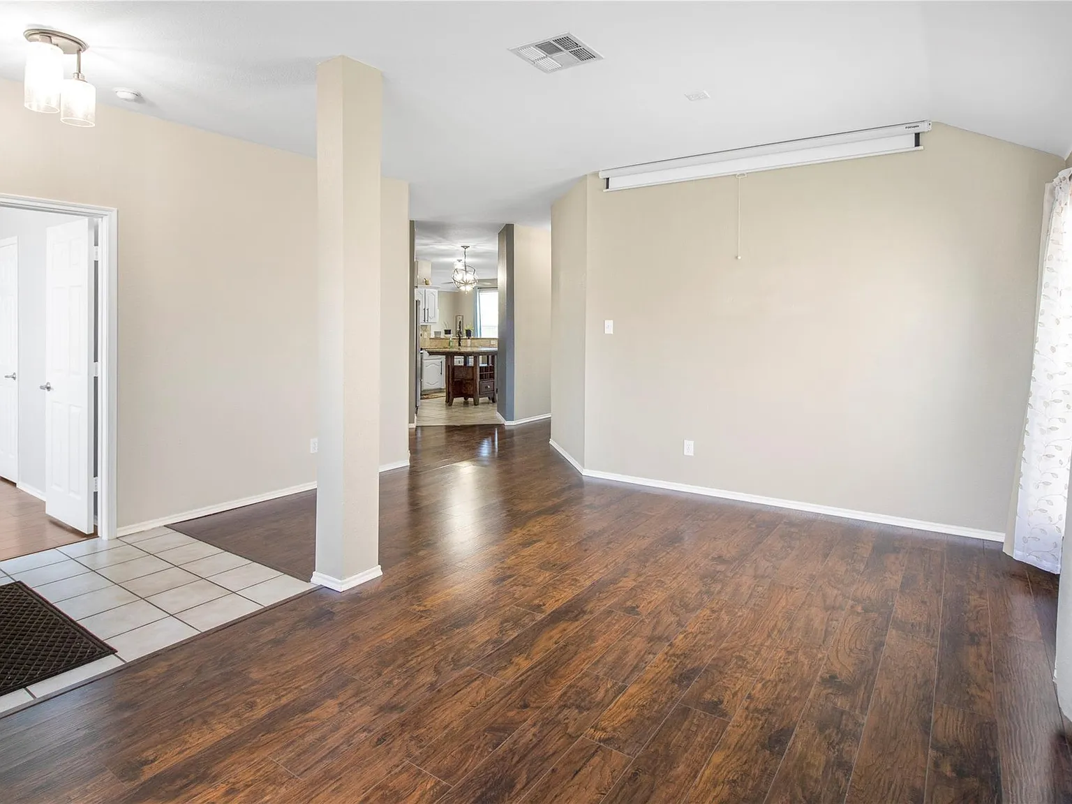 4 bed, 2104 sqft, $2,099 — Photo 3