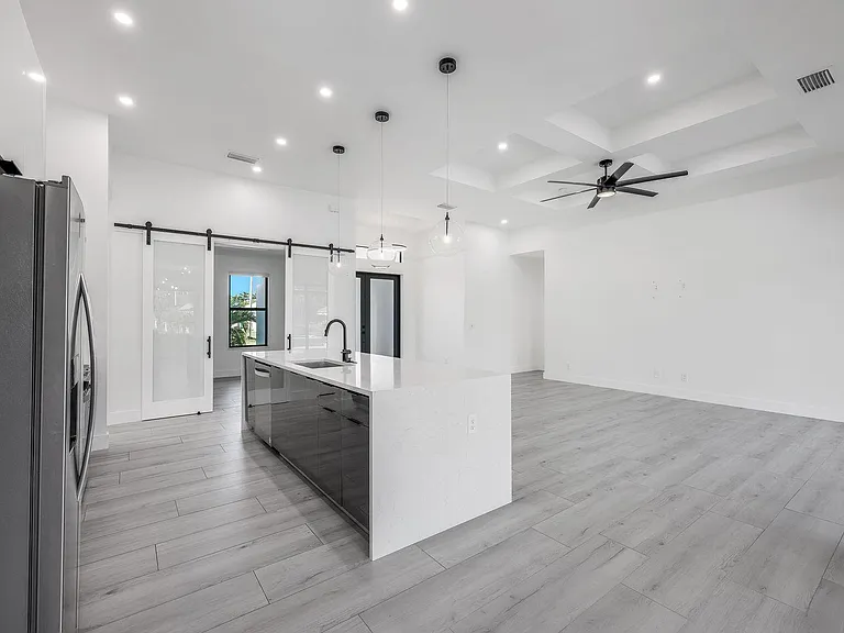 2107 SW 39th St — Photo 50