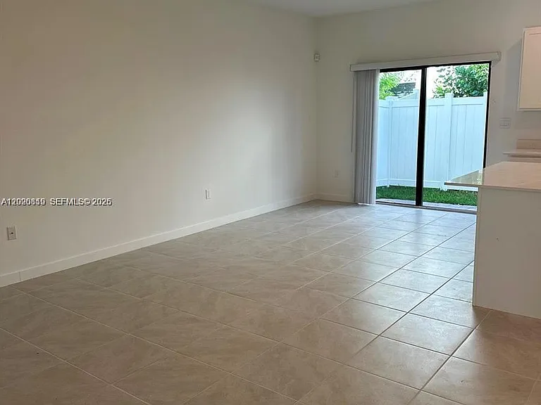 853 SW 12th St — Photo 3