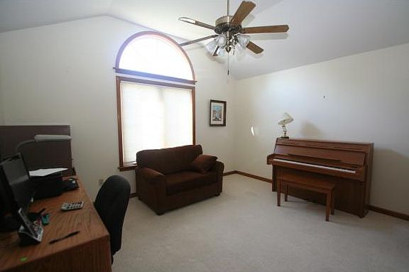 4th image of 18 Boarman Dr