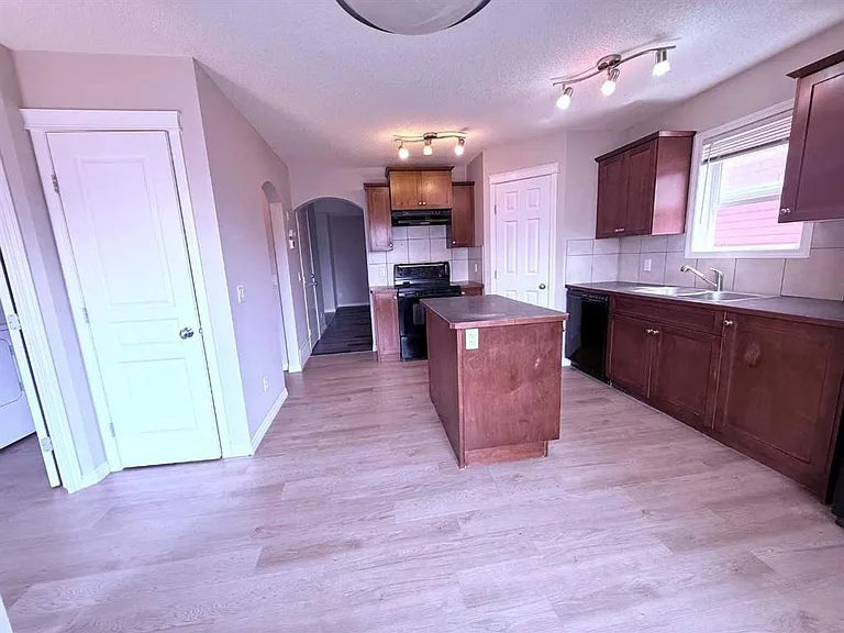 952 Taradale Dr NE — Photo 8