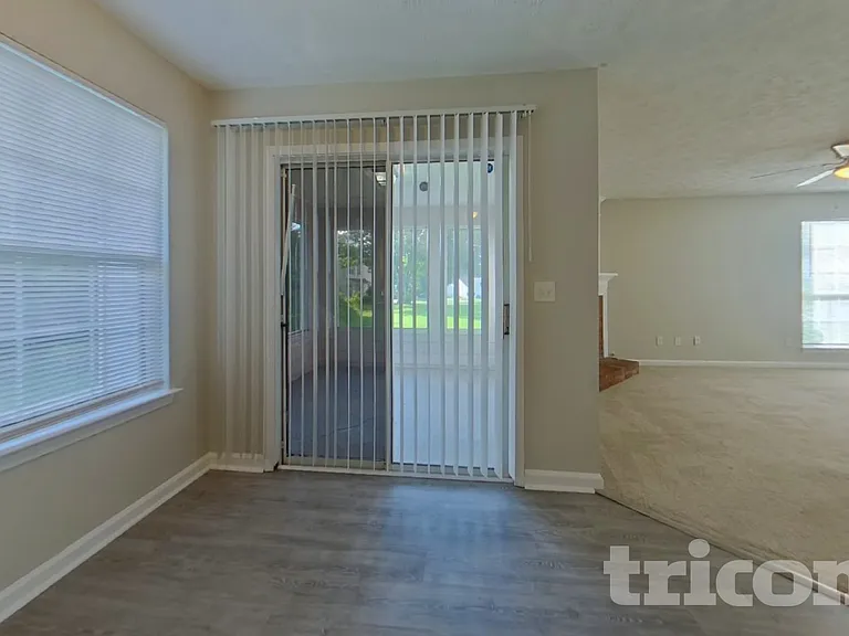936 Edgewood Ln — Photo 6