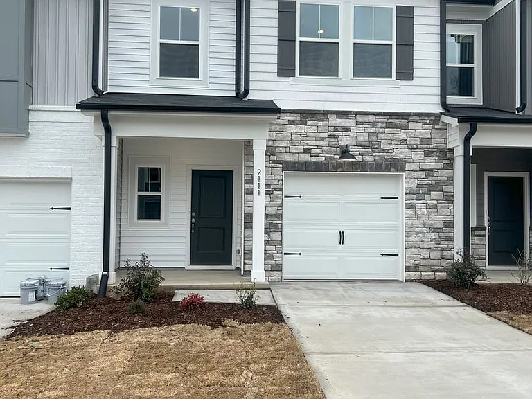 2111 Regal Dr — Photo 2